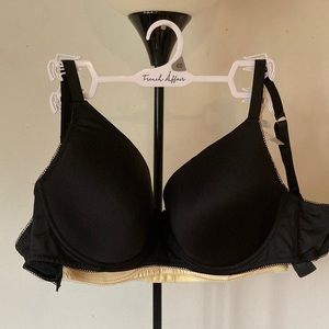 NWT set of 2 French Affair 42D everyday bread. Black/yellow